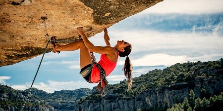 Eine Frau beim Klettern

