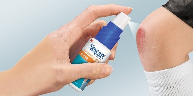  Ein Nexcare™ Sprühverband wird auf ein Knie aufgetragen
