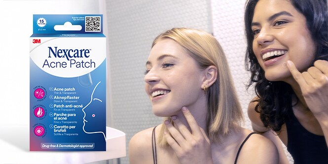 Frauen, die Nexcare™ Akne-Pflaster auf ihr Gesicht auftragen
