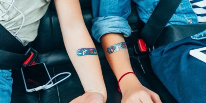Kinder mit bunten Pflastern auf den Armen sitzen in einem Auto
