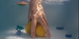 Eine Hand mit Nexcare-Pflaster im Wasser
