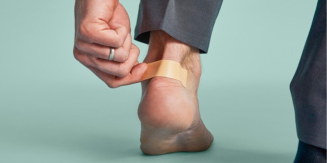 Anwendung von Nexcare Active Tape an den Füßen
